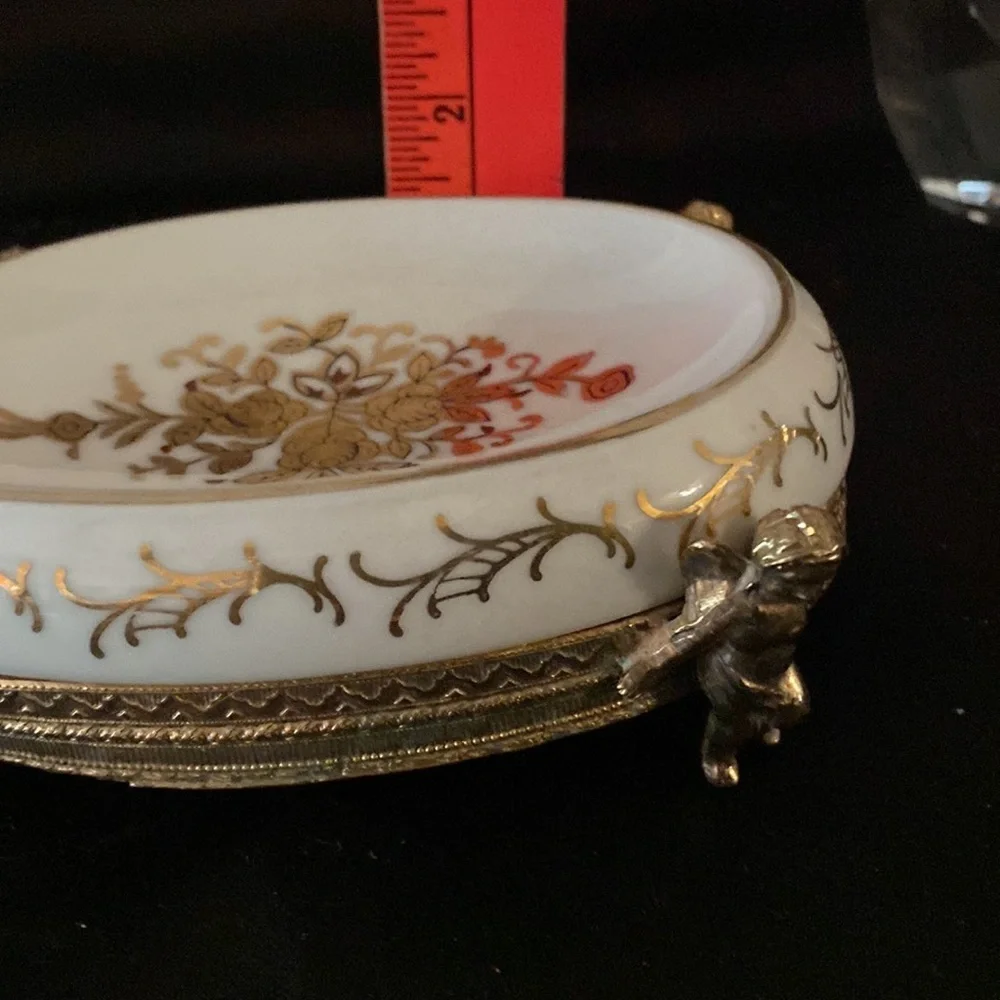 Elegant Gold and White Soap Dish